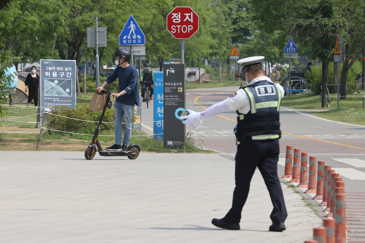 ▲지난달 13일 오후 서울 영등포구 여의도 한강공원에서 영등포경찰서 교통과 소속 경찰이 전동킥보드 관련 단속 및 계도를 하고 있다.  (사진제공=연합뉴스)