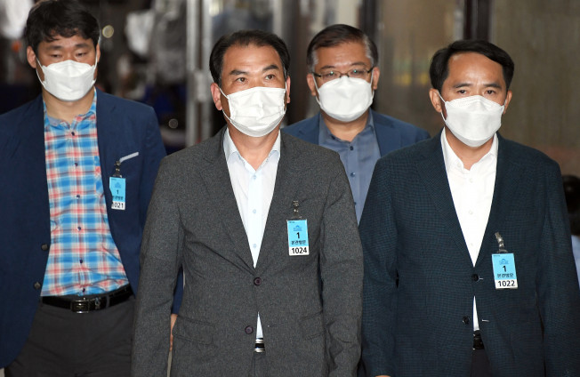 ▲최근 논란이 된 조상호 전 더불어민주당 상근부대변인의 "최원일 천안함 함장이 부하들을 수장시켰다"는 발언에 대해서 최원일 천안함 전 함장(오른쪽)과 이성우 천안함 유족회 회장이 9일 국회를 찾아 더불어민주당 송영길 대표를 항의 방문을 하고 있다. (연합뉴스)