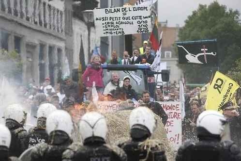 ▲유럽의 농민과 축산·낙농업자들이 2015년 9월 7일 벨기에 브뤼셀에서 농축산물과 유제품 가격 폭락에 항의하며 유럽연합(EU)에 대책 마련을 요구하는 시위를 벌이고 있다. 
  브뤼셀/연합뉴스
