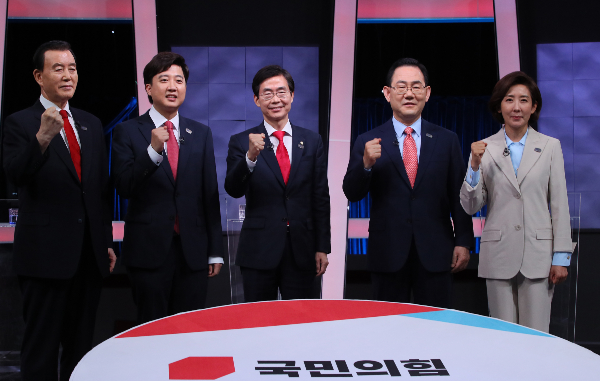 ▲국민의힘 당 대표에 도전하는 나경원(오른쪽부터), 주호영, 조경태, 이준석, 홍문표 후보가 9일 서울 여의도 KBS에서 열린 TV토론회에서 토론시작에 앞서 기념촬영을 하고 있다. (연합뉴스)