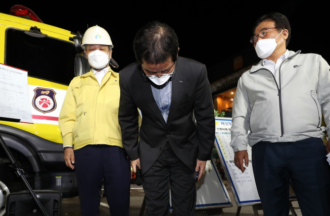 ▲권순호(가운데) 현대산업개발 대표가 10일 오전 광주 동구 학동 철거건물 붕괴 사고 현장을 찾아 대시민 사과를 하고 있다 (연합뉴스)