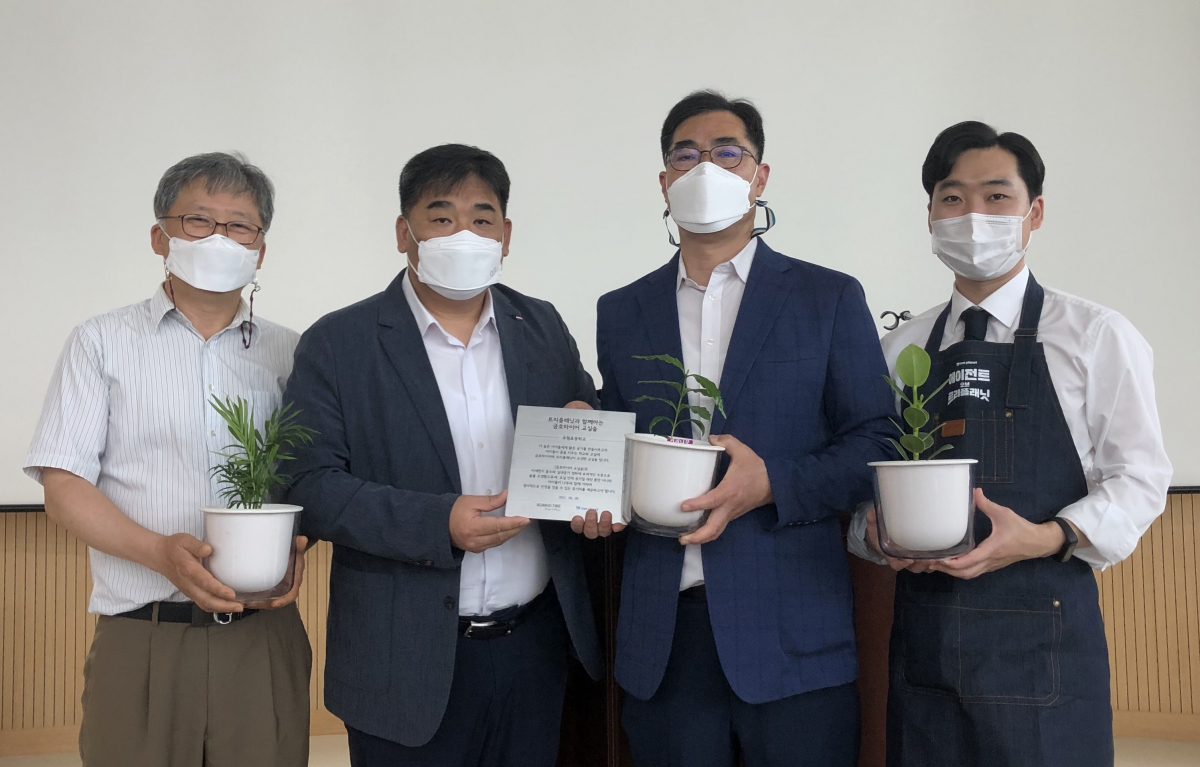 ▲금호타이어는 9일 서울 관악구의 조원초등학교에서 ‘금호타이어와 함께하는 교실숲’ 현판 전달식을 가졌다. 왼쪽부터 서진수 조원초등학교 교감, 강진구 금호타이어 경영지원팀장, 석승하 조원초등학교 교장, 김형수 트리플래닛 대표.  (사진제공=금호타이어)