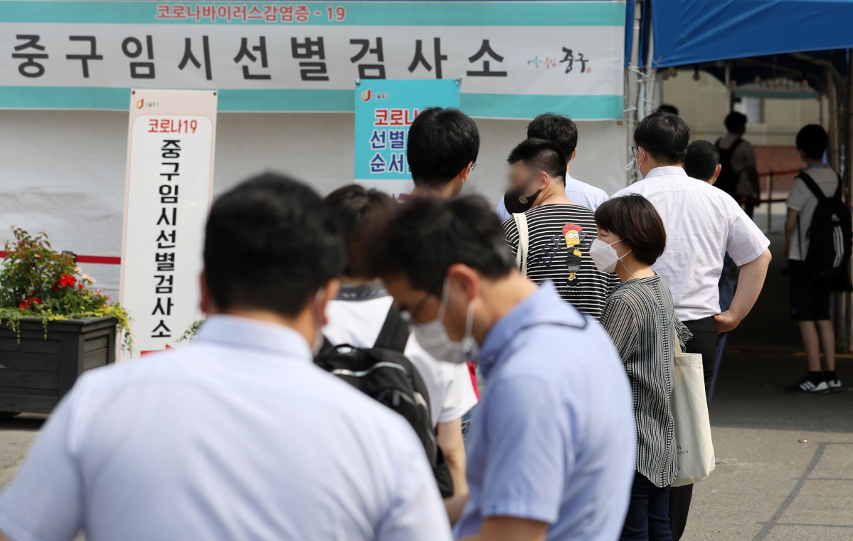 ▲코로나19 신규 확진자 수가 나흘 만에 600명대로 올라선 9일 오전 서울 중구 서울역 임시선별검사소를 찾은 시민들이 검사를 받기 위해 줄을 서고 있다. (뉴시스)