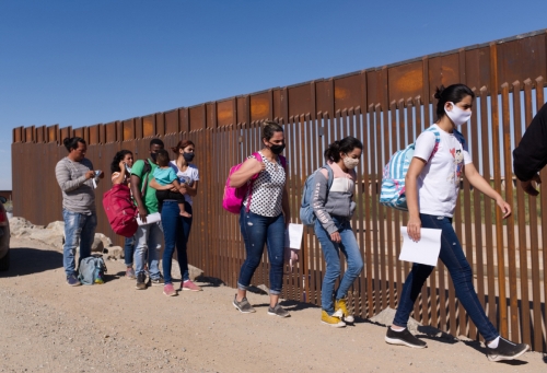 ▲브라질 이민자들이 8일(현지시간) 애리조나주 유마의 미국-멕시코 국경 주변에 있다. 유마/AP연합뉴스
