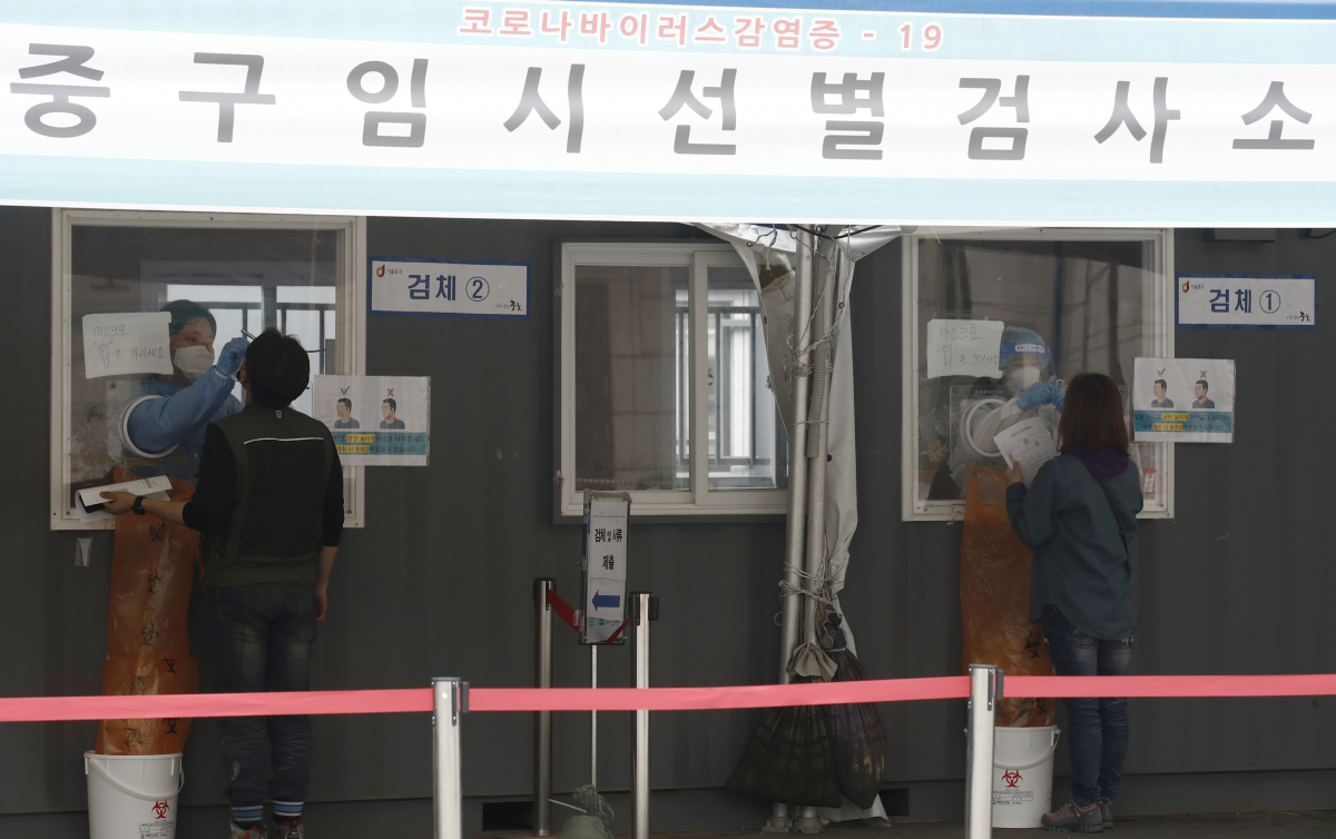 ▲0시 기준 코로나19 확진자가 611명으로 집계된 10일 오전 서울 중구 서울역에 설치된 임시선별검사소를 찾은 시민들이 코로나19 검사를 받고 있다. (뉴시스)