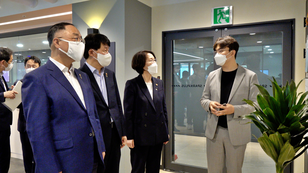 ▲코드스테이츠, 'K-디지털 트레이닝' 참여 성과에 대한 현장의 목소리를 청취 중인 홍남기 경제부총리(왼쪽부터), 안경덕 고용노동부 장관, 임혜숙 과학기술정보통신부 장관의 모습이다. 관련 내용을 전하고 있는 김인기 코드스테이츠 대표(오른쪽) (사진제공=코드스테이츠)