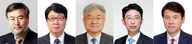 ▲<YONHAP PHOTO-4277> 군사망사고진상규명위원장에 송기춘    (서울=연합뉴스) 문재인 대통령은 10일 장관급인 군사망사고진상규명위원회 위원장에 송기춘 전북대 법학전문대학원 교수를 내정했다. 문 대통령은 4명의 차관급 인사도 함께 단행했다. 국무조정실 국무2차장에 윤성욱 국무조정실 경제조정실장을, 과학기술정보통신부 과학기술혁신본부장에 이경수 더불어민주당 과학기술특별위원회 위원장을 각각 발탁했다.     또 국민권익위원회 부위원장에 안성욱 법률사무소 성문 대표변호사를, 국가공무원인재개발원 원장에 최창원 국무조정실 국무1차장을 내정했다. 왼쪽부터 송기춘 군사망사고진상규명위원회 위원장, 윤성욱 국무조정실 국무2차장, 이경수 과학기술정보통신부 과학기술혁신본부장, 안성욱 국민권익위원회 부위원장, 최창원 국가공무원인재개발원 원장. 2021.6.10 [청와대 제공. 재판매 및 DB 금지]    photo@yna.co.kr/2021-06-10 14:57:00/<저작권자 ⓒ 1980-2021 ㈜연합뉴스. 무단 전재 재배포 금지.>