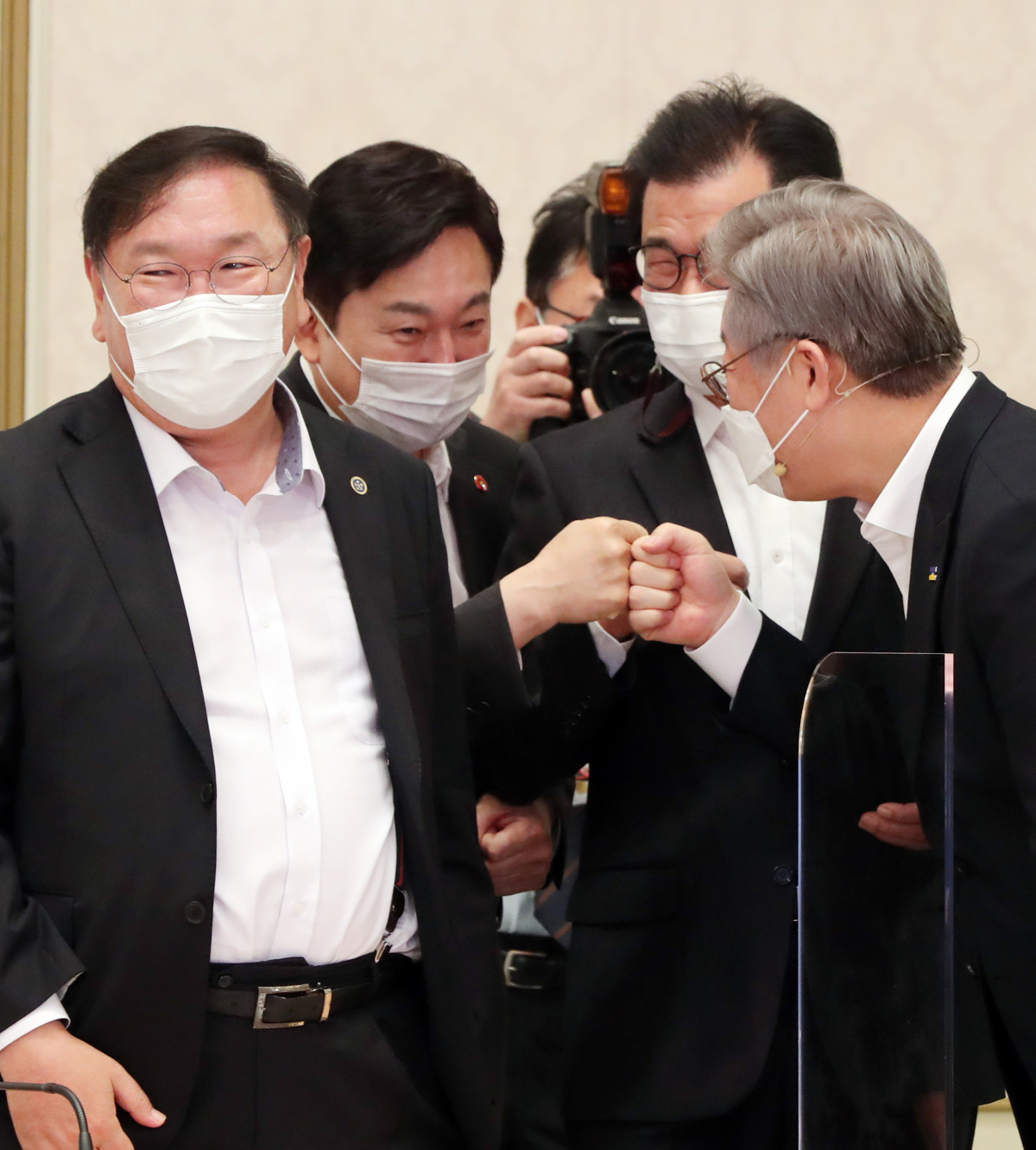 ▲김태년(왼쪽부터) 전 더불어민주당 원내대표, 원희룡 제주지사, 이시종 충북지사, 이재명 경기지사가 지난해 10월 13일 오전 청와대 영빈관에서 열린 '제2차 한국판 뉴딜 전략회의'에 참석해 인사를 나누고 있다. 이날 회의에는 한국판 뉴딜 추진 이후 처음으로 전국 17개 시도지사가 참석했다. (뉴시스)