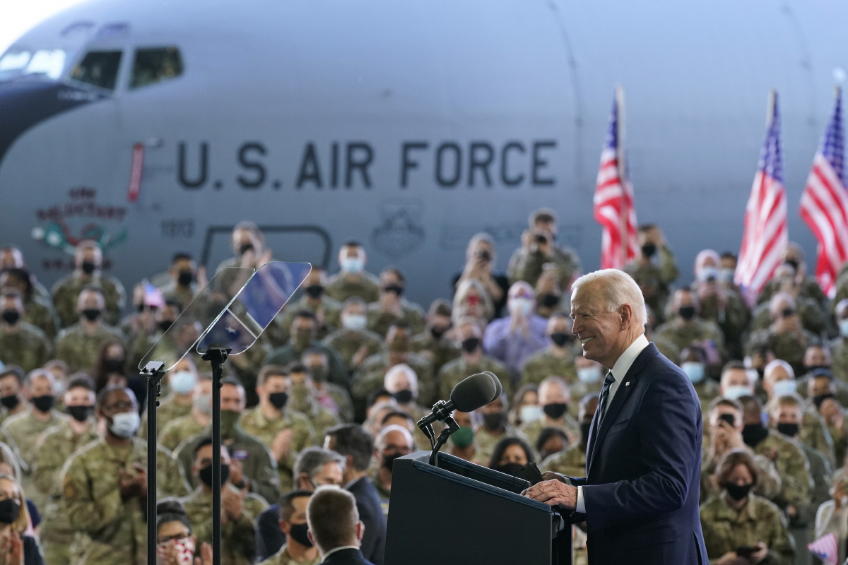 ▲조 바이든 미국 대통령이 9일(현지시간) 영국 서퍽주의 밀든홀 로열 공군기지를 방문해 미군 장병들 앞에서 연설하고 있다. 밀든홀/로이터연합뉴스

