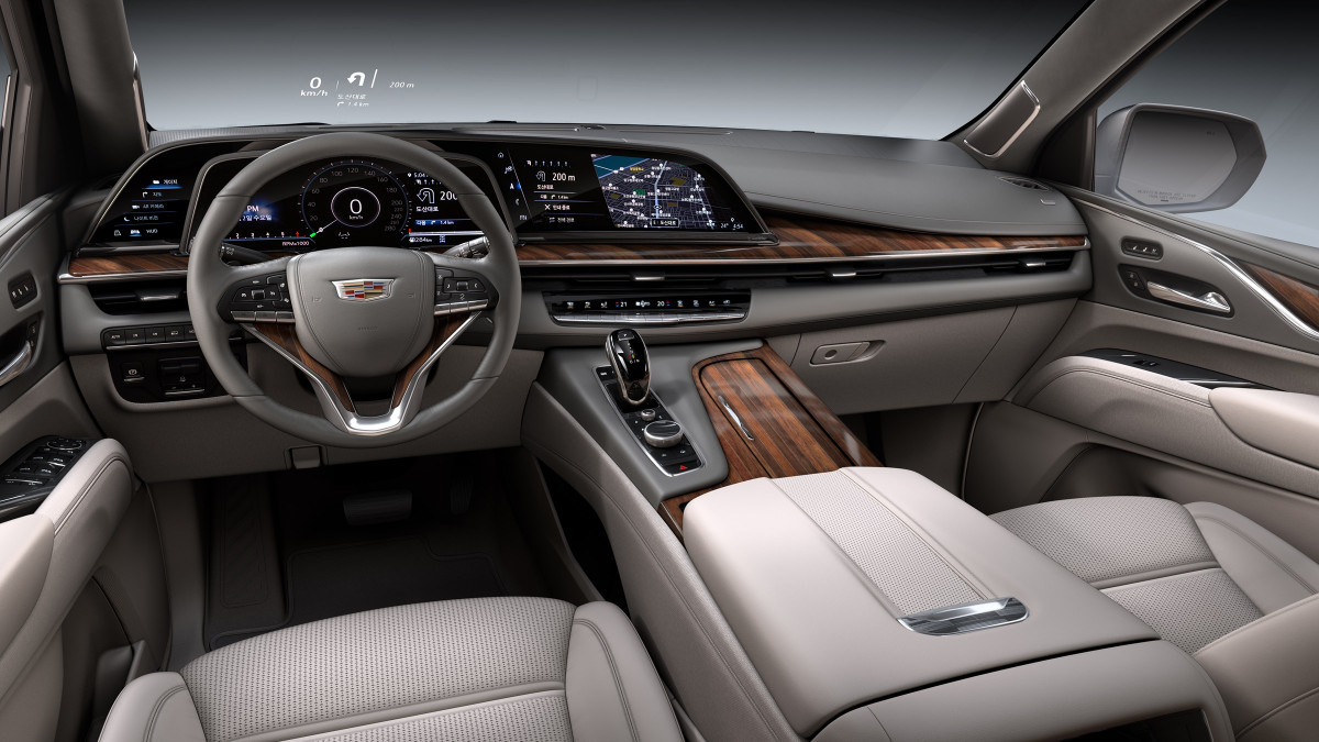 ▲파도처럼 운전석을 감싸는 커브드 디스플레이는 LG전자 기술이 담겼다. 크기는 무려 38인치에 달한다.  (사진제공=캐딜락 코리아)