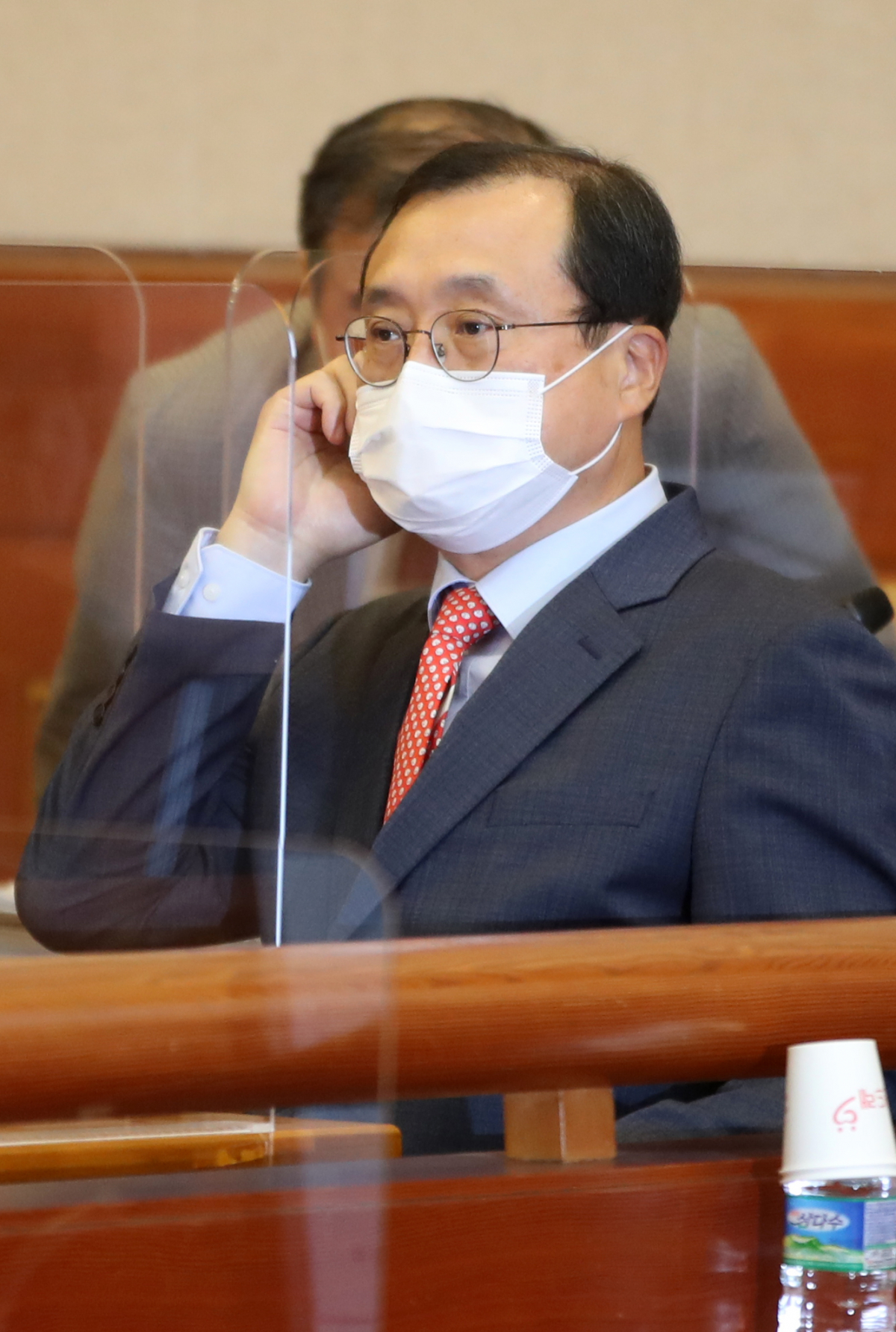 ▲'양승태 사법부' 시절 재판 개입 의혹을 받은 임성근 전 부장판사가 6월 10일 오후 종로구 헌법재판소 대심판정에서 열리는 본인의 탄핵심판 사건 1차 변론기일에 출석하고 있다. (뉴시스)