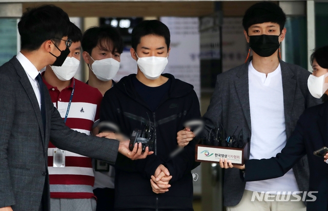 ▲음란영상 판매 피의자 김영준이 11일 오전 검찰로 가기위해 종로경찰서에서 나오고 있다. (뉴시스)