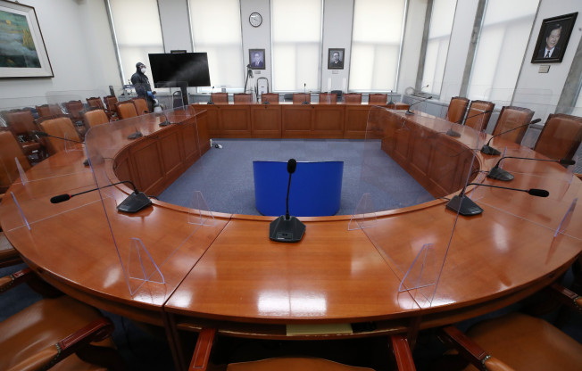 ▲더불어민주당 송영길 대표의 국회의원실 보좌관의 코로나19 확진 판정으로 당정청회의, 최고위원회의가 취소된 11일 서울 여의도 국회 본청 더불어민주당 당대표회의실에서 방역 관계자가 소독 작업을 하고 있다. (연합뉴스)