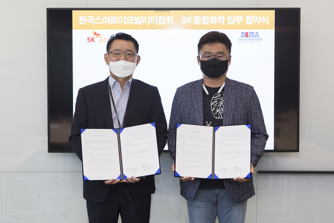 ▲배성찬 SK종합화학 오토모티브 사업부장(왼쪽)과 하일정 한국스마트이모빌리티협회 사무국장이 11일 서울 종로구 SK서린빌딩에서 초소형 전기차 핵심부품 경량화를 위한 신소재 개발 목적의 업무협약을 체결한 뒤 기념촬영을 하고 있다. (사진제공=SK종합화학)