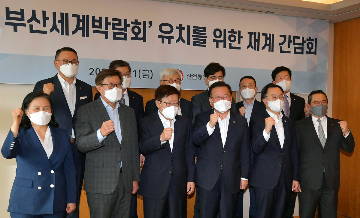 ▲김부겸 국무총리가 11일 서울 중구 롯데호텔에서 열린 2030 부산세계박람회 유치를 위한 재계간담회에서 참석자들과 기념 촬영을 하고 있다. 왼쪽 윗줄부터 시계 방향으로 이동우 롯데지주 사장, 나경수 SK 사장, 이인용 삼성전자 사장, 공영운 현대자동차 사장, 이방수 LG 사장, 우태희 대한상의 부회장, 구자열 무역협회장, 문승욱 산업통상자원부 장관, 김부겸 총리, 김영주 유치위원장 내정자. 박형준 부산시장, 유명희 유치기획단장. (뉴시스)