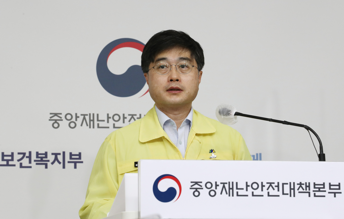 ▲윤태호 중앙사고수습본부 방역총괄반장이 11일 오전 세종시 정부세종청사에서 열린 정례브리핑에서 사회적 거리두기 등과 관련한 세부내용을 설명하고 있다. (연합뉴스)