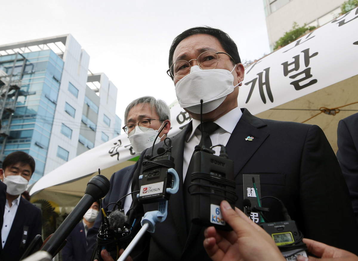 ▲17명의 사상자를 낸 철거 건물 붕괴 참사 사흘째인 11일 오후 유영민 대통령 비서실장이 광주 동구청 주차장에 마련된 합동분향소를 찾아 조문한 뒤 취재진의 질문에 답하고 있다. (연합뉴스)