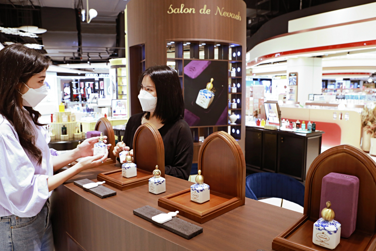 ▲서울시 송파구 신천동에 위치한 롯데백화점 에비뉴엘 잠실점 지하 1층에서 고객이 '살롱 드 느바에' 팝업 스토어의 '다양한 니치향수'를 살펴보고 있는 모습 (사진제공=롯데백화점)