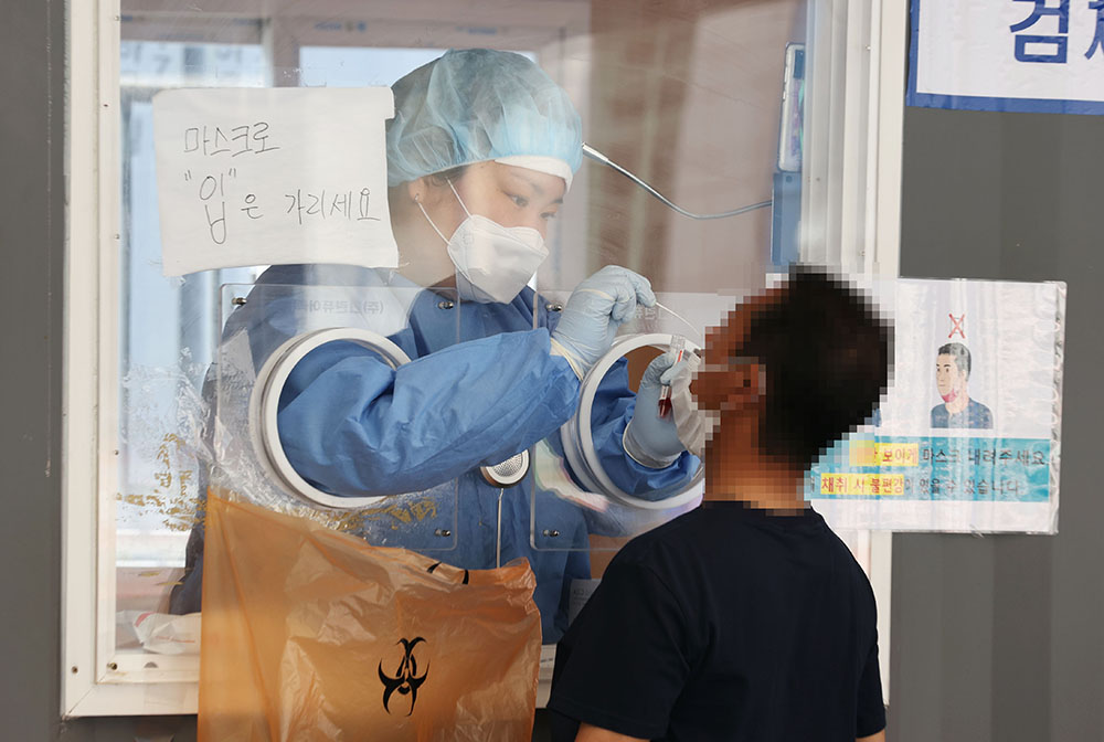 ▲13일 오전 서울역 광장에 마련된 신종 코로나바이러스 감염증(코로나19) 임시선별검사소에서 의료진이 검체를 채취하고 있다.  (연합뉴스)