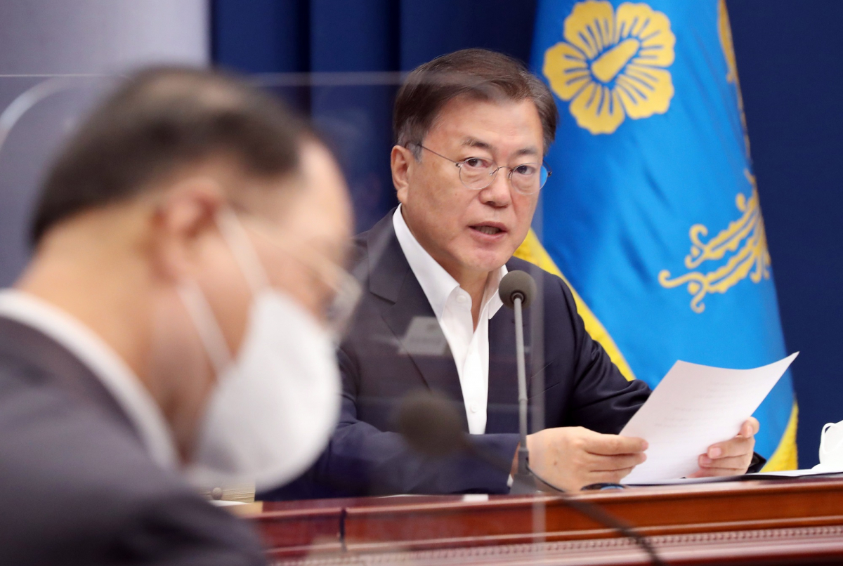 ▲문재인 대통령이 27일 오후 청와대에서 열린 ‘2021국가재정전략회의'에 참석해 홍남기 경제부총리 겸 기획재정부 장관을 바라보며 발언하고 있다.  (뉴시스)