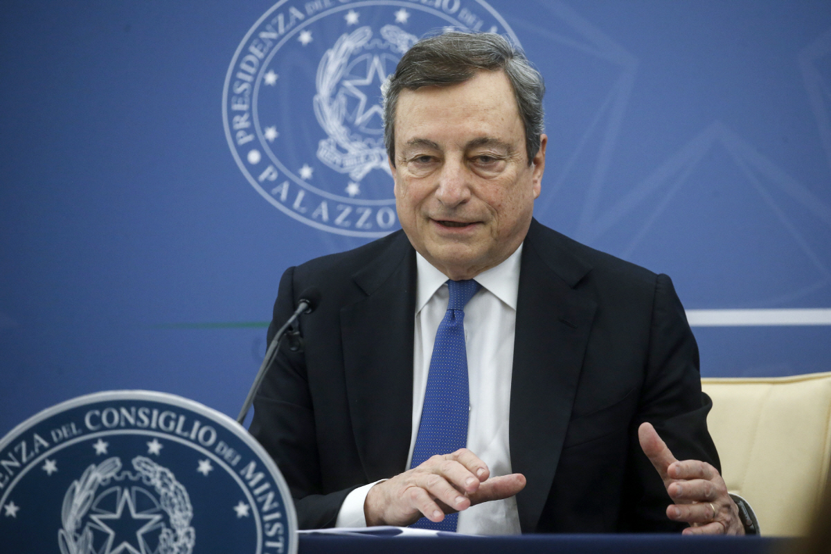▲마리오 드라기 이탈리아 총리가 지난달 20일 수도 로마에서 신종 코로나바이러스 감염증(코로나19) 사태 극복을 위한 지원책에 관해 기자회견을 하고 있다. 로마/AP연합뉴스