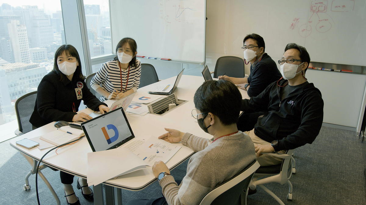 ▲SK 개발자들이 회의하는 모습. (사진제공=SKT)