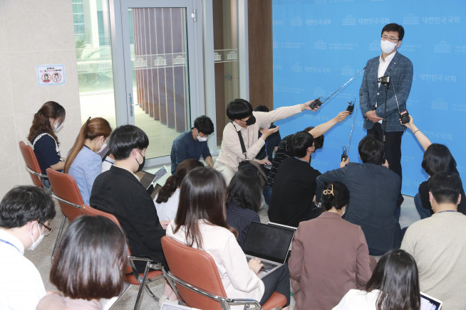 ▲더불어민주당 고용진 수석대변인이 8일 오후 서울 여의도 국회 소통관에서 국민권익위원회의 더불어민주당 국회의원 부동산 거래 전수조사 결과에 대해 브리핑한 뒤 기자들의 질문에 답하고 있다. (연합뉴스)