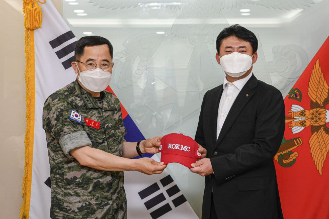 ▲장진우 아이오케이 대표(사진 오른쪽)가 10일 해병대에 마스크 10만장을 기부한 후 백경순 해병대부사령관과 기념촬영을 하고 있다. (자료 = 아이오케이)
