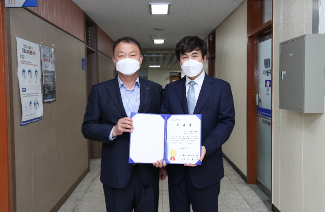 ▲민경준 포스코케미칼 사장(왼쪽)과 이성만 강원대 재료공학부 교수가 9일 석좌교수 위촉식을 가진 뒤 기념촬영을 하고 있다. (사진제공=포스코케미칼)