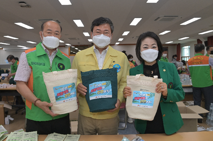 ▲서양호 중구청장(가운데)이 폭염피해 예방키트 제작 참여 후 기념촬영을 하고 있다. (사진제공=중구)