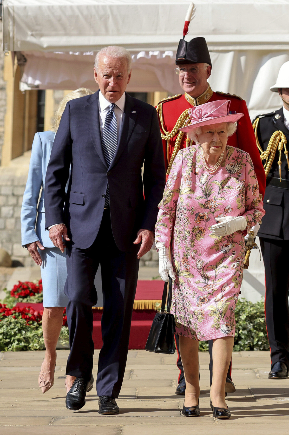 ▲조 바이든(왼쪽) 미국 대통령과 엘리자베스 2세 영국 여왕이 13일(현지시간) 영국 윈저성에서 함께 걷고 있다. 윈저/AP뉴시스
