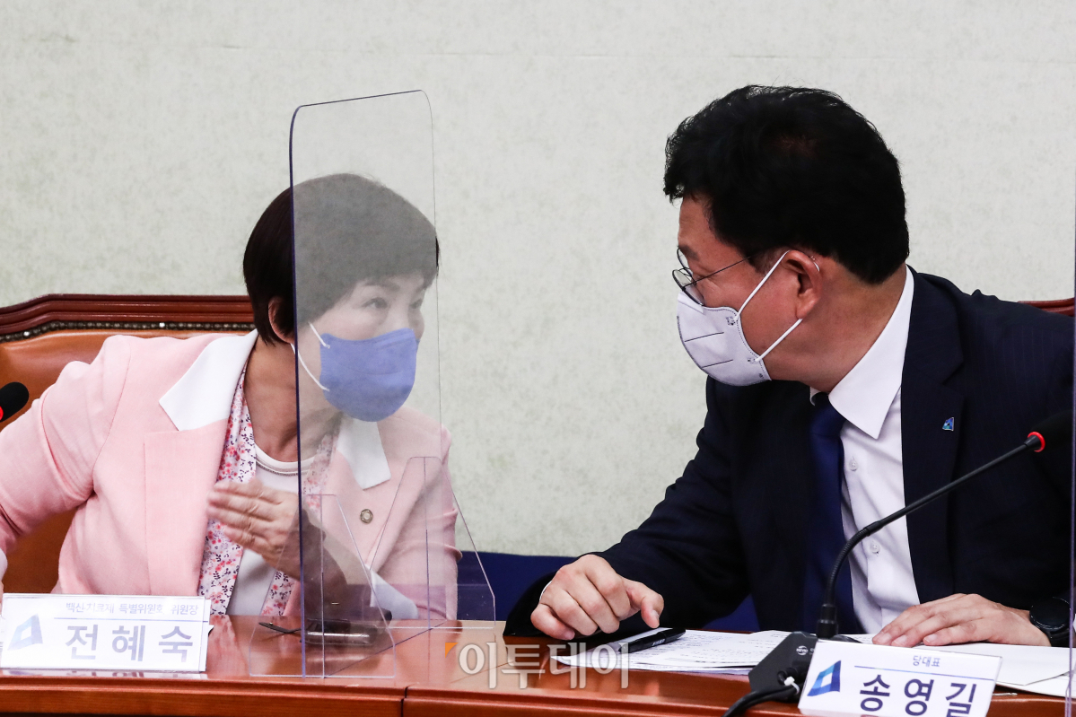 ▲14일 국회에서 열린 더불어민주당 백신·치료제특별위원회 회의에서 특위 위원장인 전혜숙 의원과 송영길 민주당 대표가 대화하고 있다.  (신태현 기자 holjjak@)