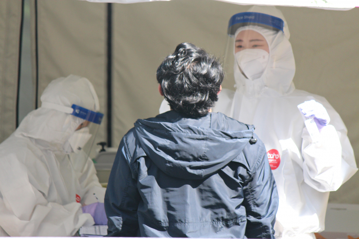 ▲대구 달서구보건소를 찾은 한 외국인이 코로나19 진단검사를 받고 있다. (뉴시스)