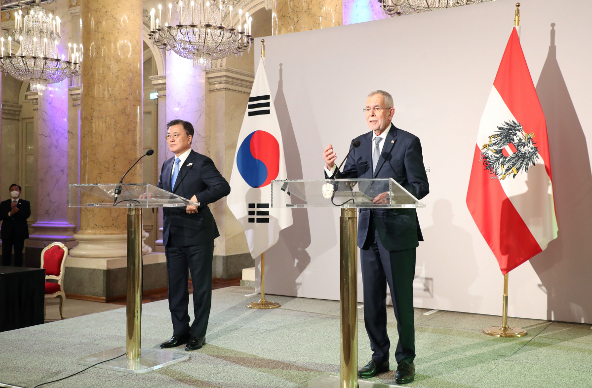 ▲오스트리아를 국빈 방문중인 문재인 대통령이 14일(현지시간) 비엔나 호프부르크궁에서 알렉산더 판 데어 벨렌 대통령과 정상회담을 마친 뒤 공동기자회견을 하고 있다.  (뉴시스)