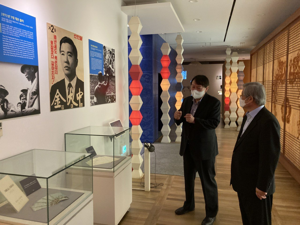 ▲15일 이동훈 대변인은 "윤석열 전 검찰총장이 11일 오후 2시 서울 마포구 동교동에 있는 김대중 도서관에 방문했다"고 밝혔다. 사진은 윤 전 총장과 김성재 전 문광부장관. (제공=윤석열 대변인)