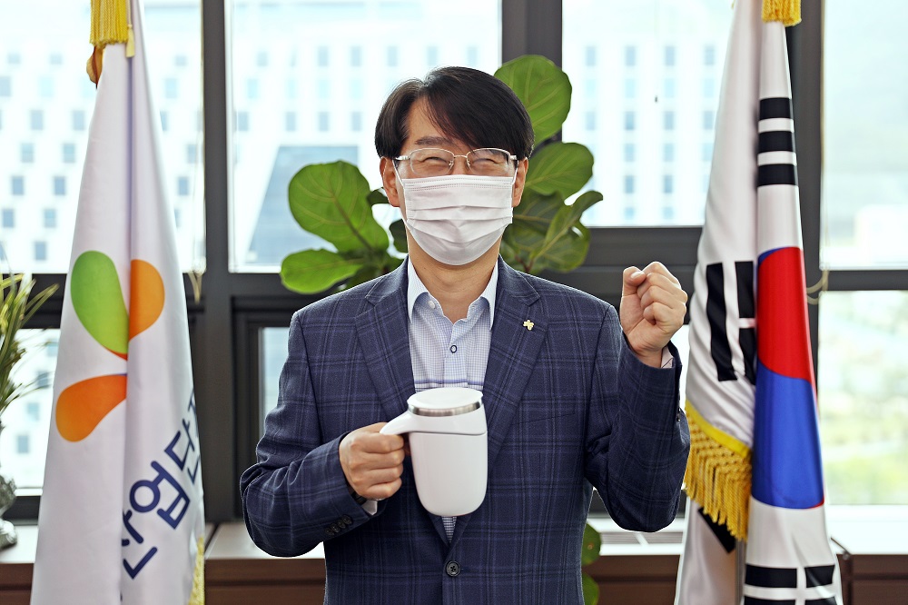 ▲김정환 한국산업단지공단 이사장은 생활 속 탈플라스틱 실천 운동인 ‘고고 챌린지’에 동참했다고 15일 밝혔다.
 (사진제공=한국산업단지공단)