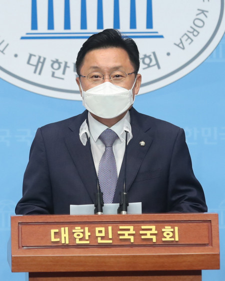 ▲더불어민주당 최인호 의원이 15일 서울 여의도 국회 소통관에서 개헌을 제안하고 있다.  (연합뉴스)