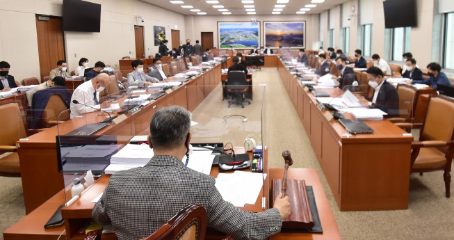 ▲국회 국토교통위원회 국토법안심사소위원회에서 조응천 위원장이 안건을 상정하며 의사봉을 두드리고 있다. (연합뉴스)