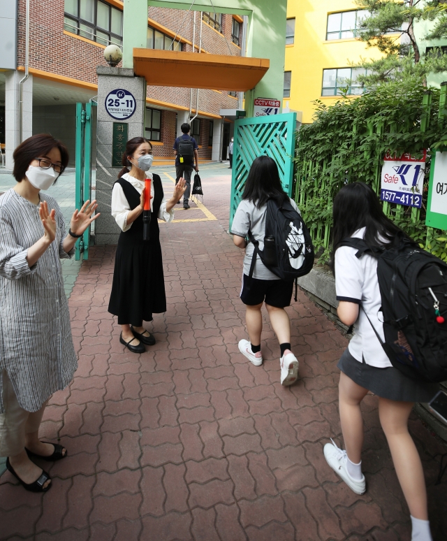 ▲수도권 중학교의 등교수업이 확대된 14일 오전 경기도 수원시 권선구 화홍중학교에서 학생들이 등교하고 있다. (연합뉴스)