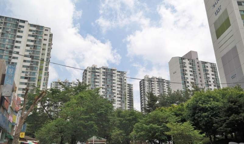 ▲경기 군포시 산본신도시 개나리주공13단지 전경. (사진 제공=네이버부동산)