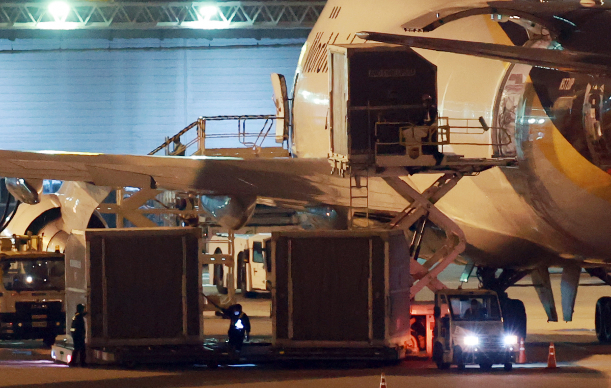 ▲인천국제공항 화물터미널에서 관계자들이 화물항공기로 도착한 코로나19 백신을 옮기고 있다. (연합뉴스)