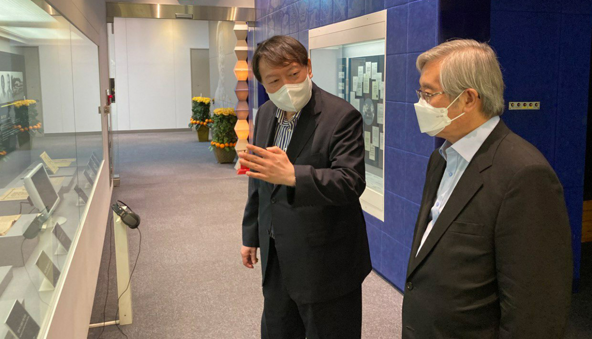 ▲윤석열 전 검찰총장이 지난 11일 서울 마포구 ‘연세대 김대중 도서관’을 방문해 김성재 김대중평화센터 상임이사로 부터 설명을 들으며 전시물을 둘러보고 있다. (사진제공=윤석열 전 검찰총장)