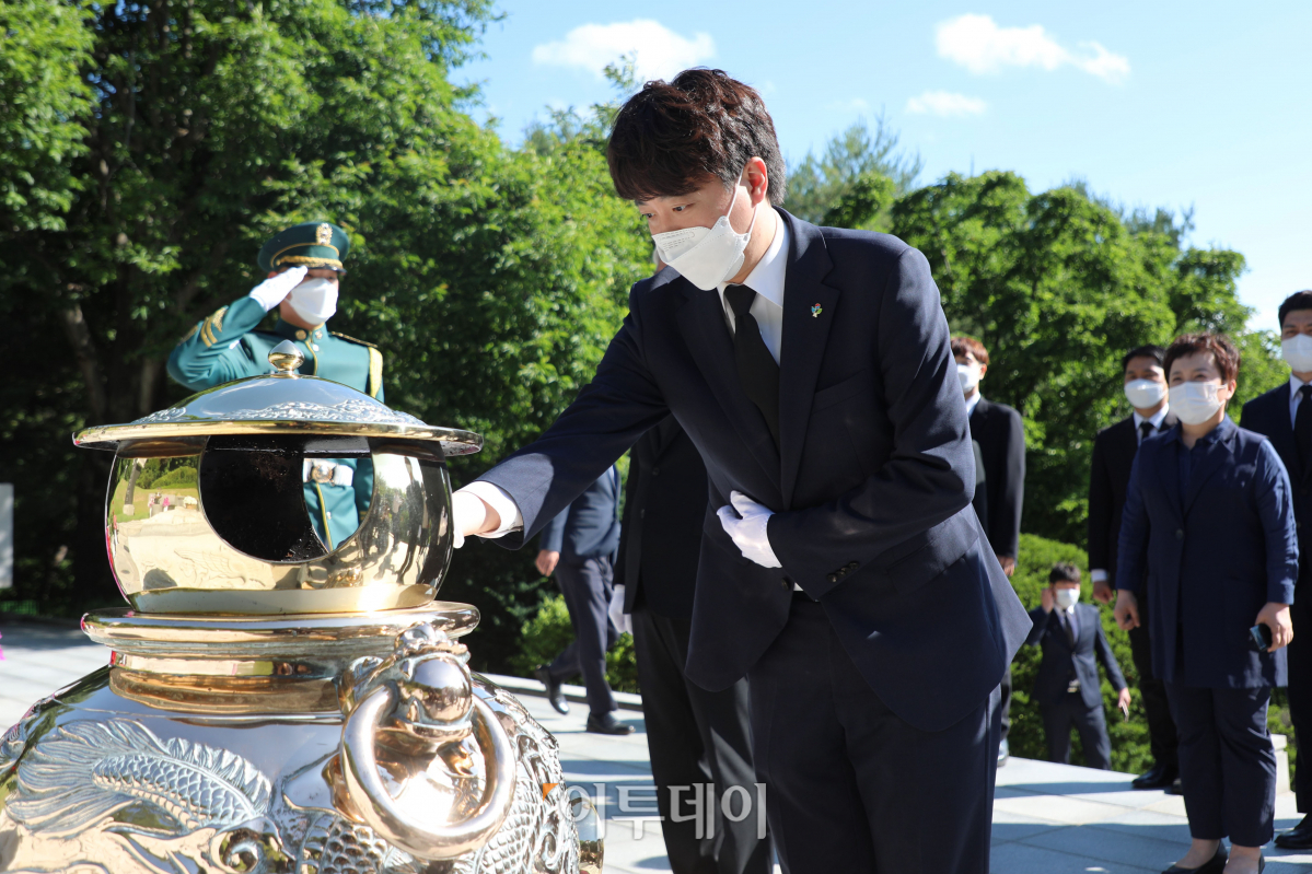 ▲이준석 국민의힘 대표가 16일 서울 동작구 국립서울현충원에서 고 박정희 전 대통령의 묘에 분향하고 있다. (국회사진취재단)