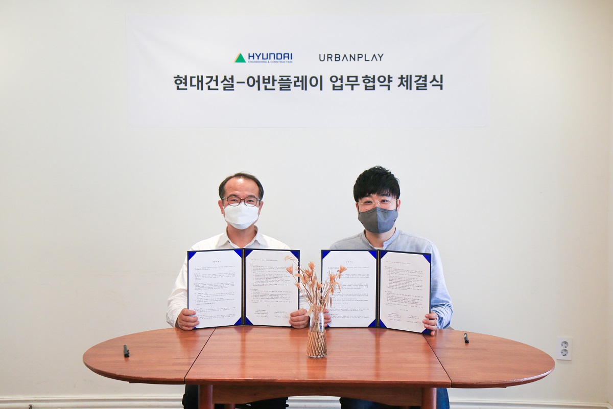 ▲조현욱 현대건설 마케팅분양실장(왼쪽)과 홍주석 어반플레이 대표가 서울 종로구 현대건설 계동사옥에서 업무협약(MOU)을 체결하고 기념촬영을 하고 있다. (사진제공=현대건설)