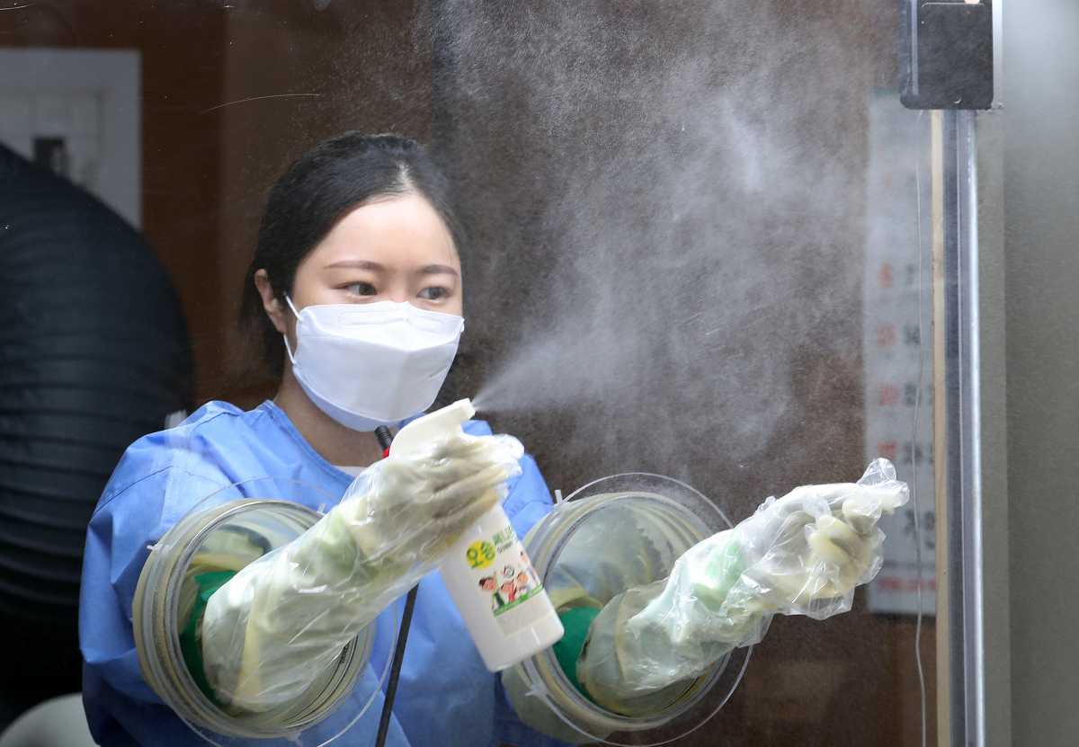 ▲코로나19 신규 확진자 수가 이틀 연속 300명대로 집계된 15일 오전 서울 영등포구 임시선별진료소에서 의료진이 소독을 하고 있다. (뉴시스)