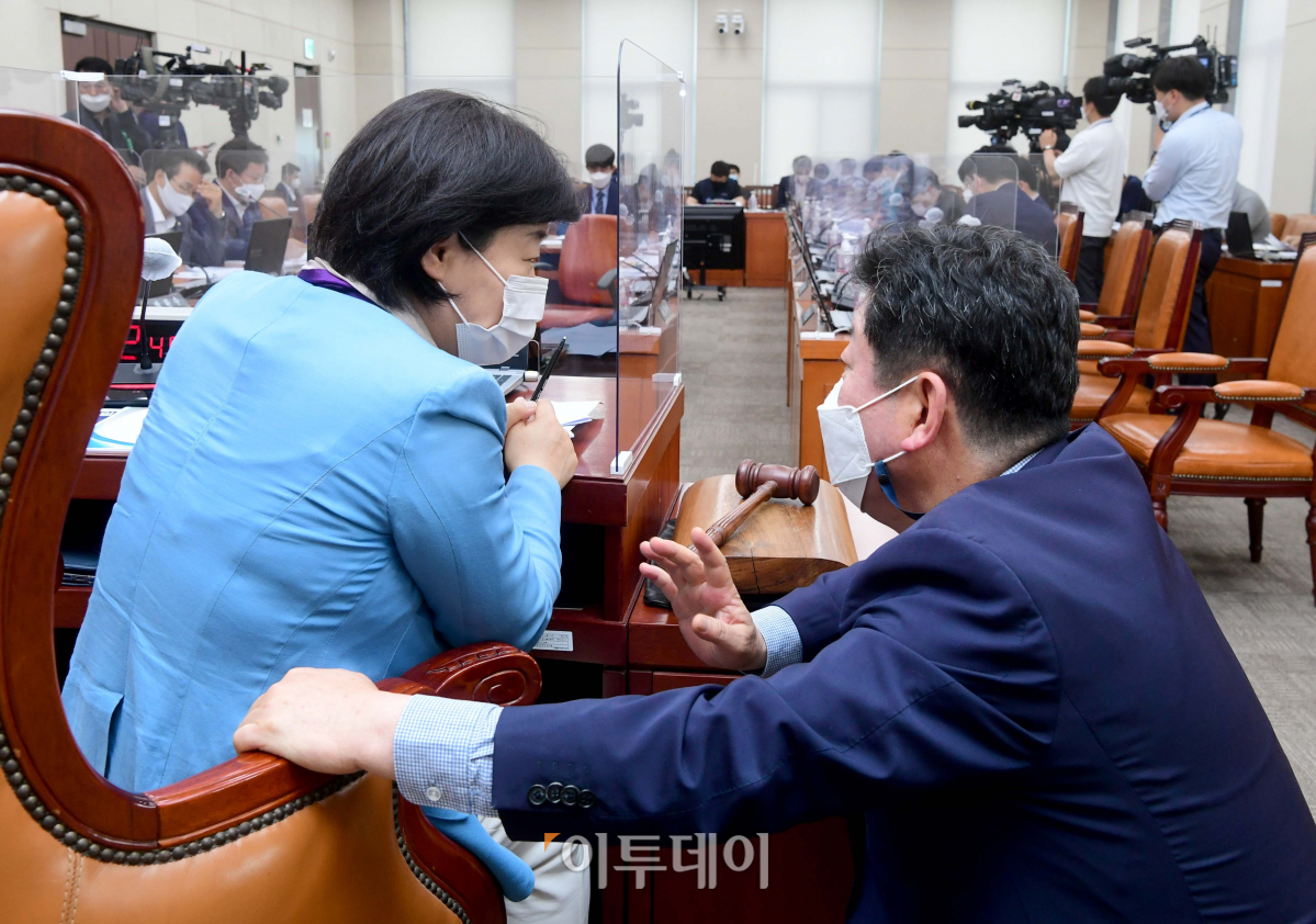 ▲16일 열린 국회 행정안전위원회 대체공휴일 확대를 위한 제정안 입법 공청회에서 더불어민주당 소속 위원장인 서영교 의원과 간사인 박재호 의원이 대화를 하고 있다. (신태현 기자 holjjak@)