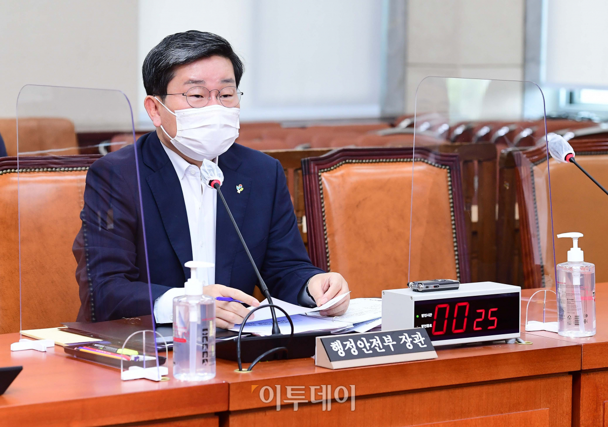 ▲전해철 행정안전부 장관이 16일 국회 행정안전위원회 전체회의에서 발언하고 있다. (신태현 기자 holjjak@)