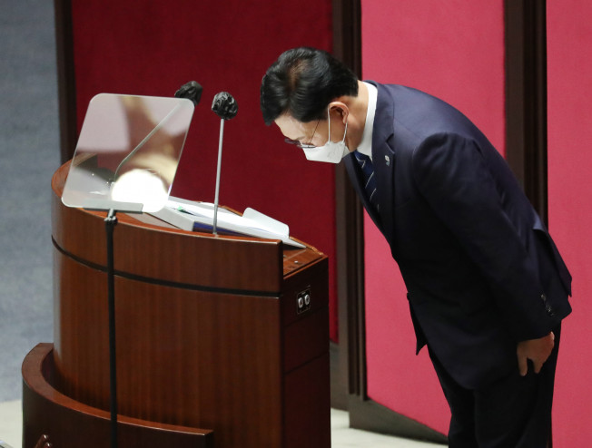 ▲더불어민주당 송영길 대표가 16일 오전 국회 본회의에서 열린 교섭단체대표연설에 앞서 인사하고 있다. 송 대표는 이날 청년 특임장관 제안과 함께 강력한 주택 공급대책 조기 실현, 코로나 백신 자체 개발 지원, 검찰개혁, 미디어 환경 혁신을 약속했다. (연합뉴스)