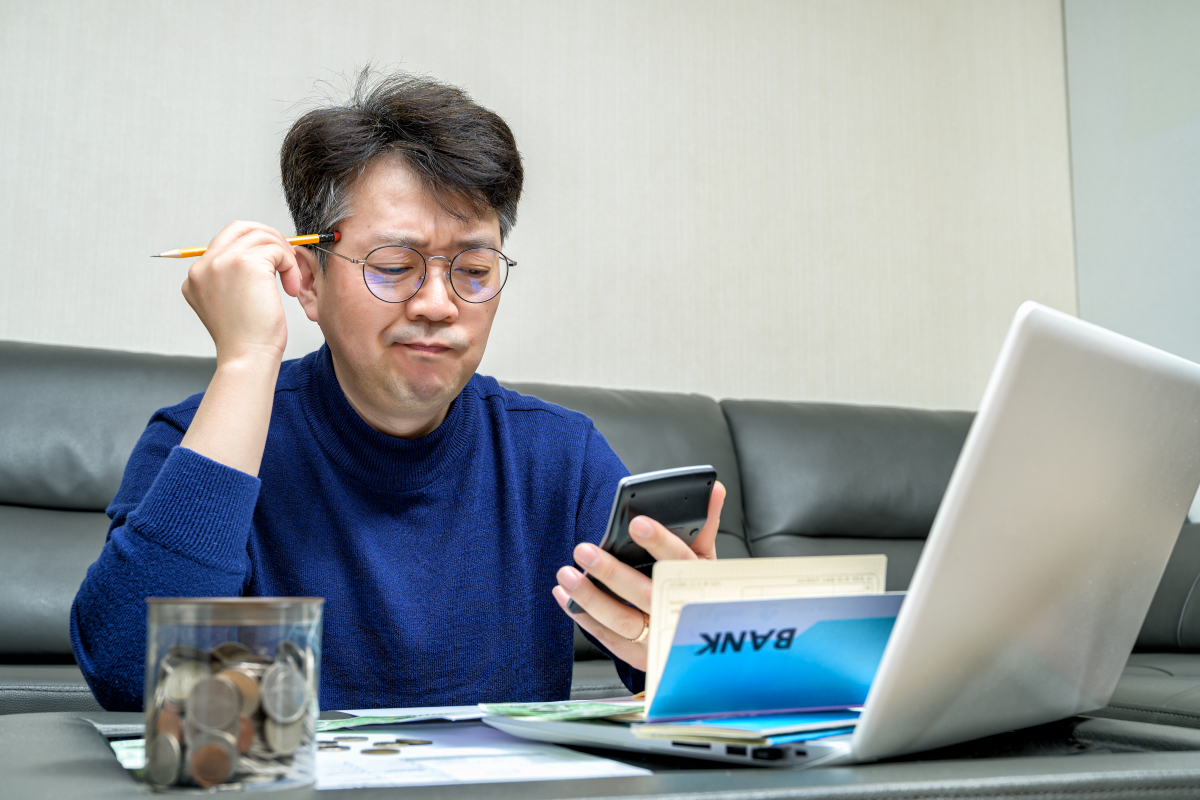 ▲시니어들은 온라인 내 은행 업무에 어려움을 느낀다.