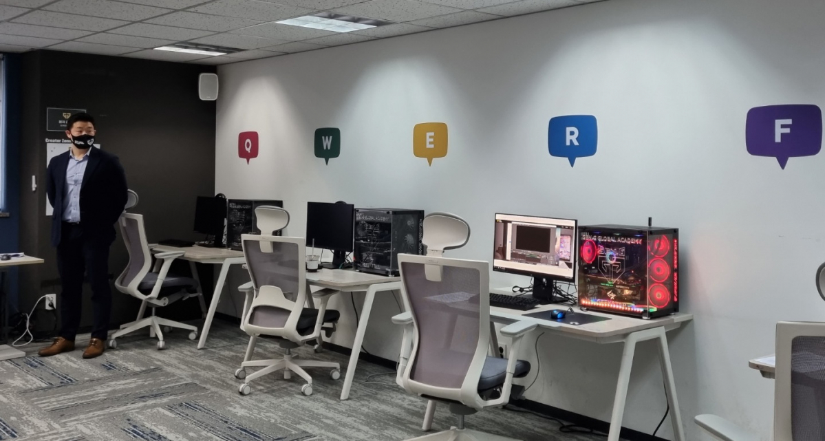 ▲GGA의 교육이 진행되는 공간. 리그 오브 레전드에서 주요 키로 쓰이는 QWER+F에 따라 좌석이 배치돼있다. (박소은 기자 gogumee@)